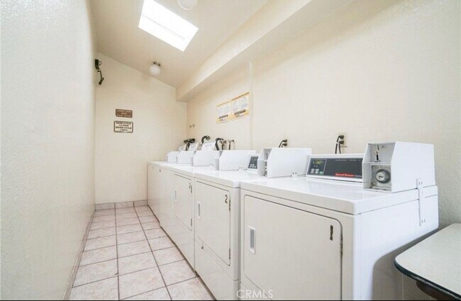 Building Photo - Beautiful Large 2+2, Balcony, Central AC ~...