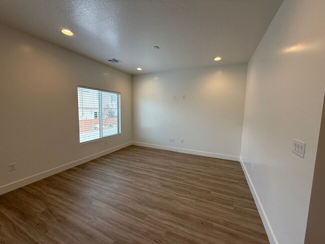 Building Photo - Brand New Townhome