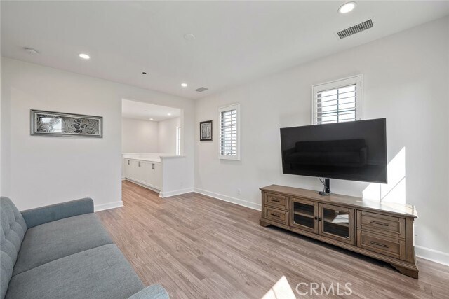 Building Photo - 77 English Saddle