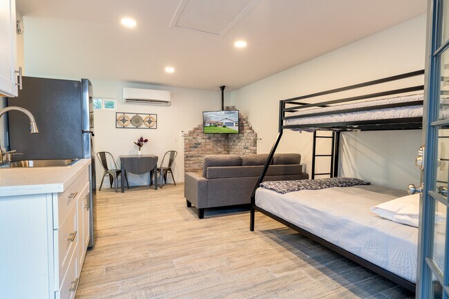 Casita - 1219 W 10th Pl