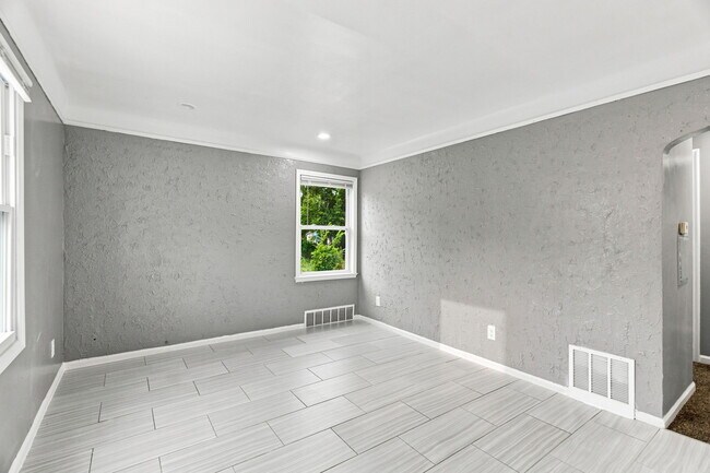 Building Photo - 8650 Greenview Ave