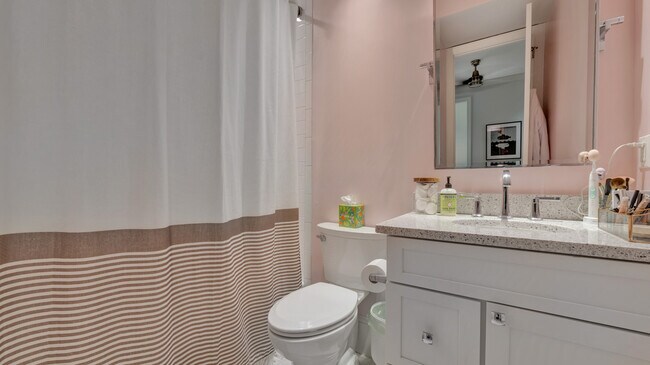 Building Photo - 418 7th St SE