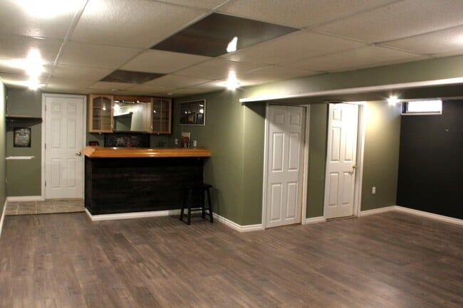 Building Photo - 43592 Champlain Ct