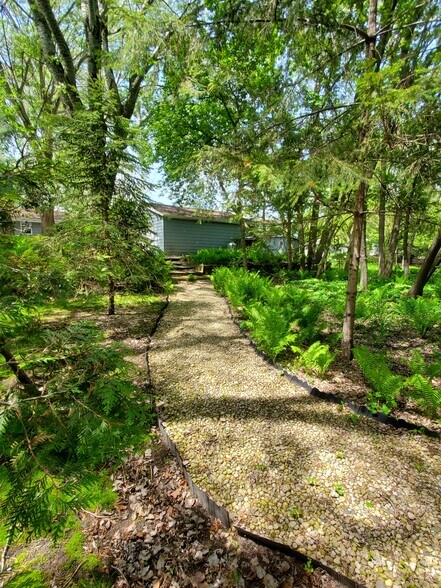 Building Photo - 550 N Mill St