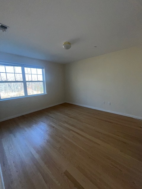 Master Bedroom w/walk in closet - 300 Woodcrest Ln