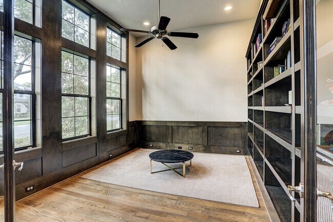 Building Photo - 5655 Locke Ln