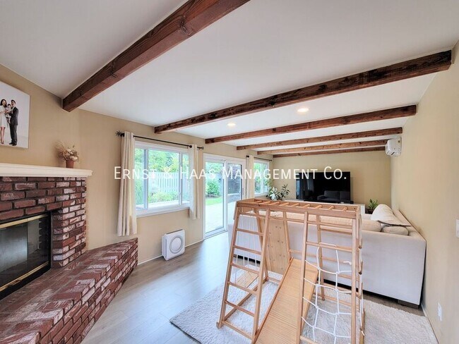 Building Photo - 2054 Pattiz Ave