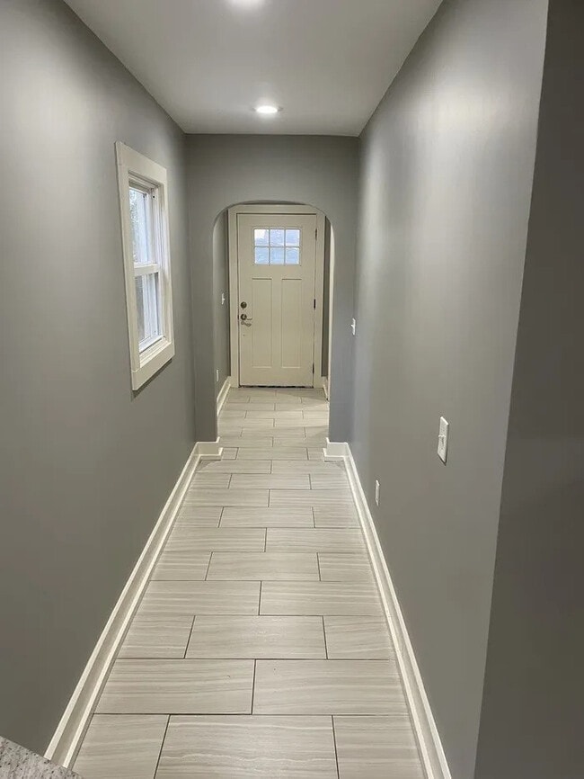 Building Photo - 2 Bedroom 1 Bathroom