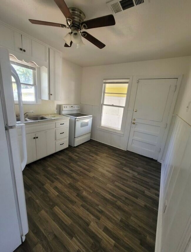 Building Photo - 110 S 41st St