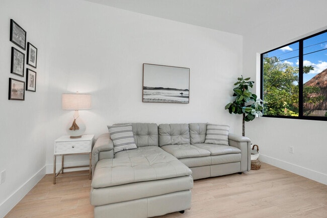 Building Photo - 1248 N Harbor Dr