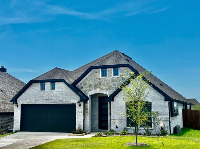 Primary Photo - 2614 W Argyle Ln