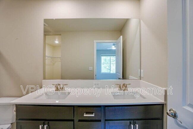 Building Photo - 7104 NE 155th Pl