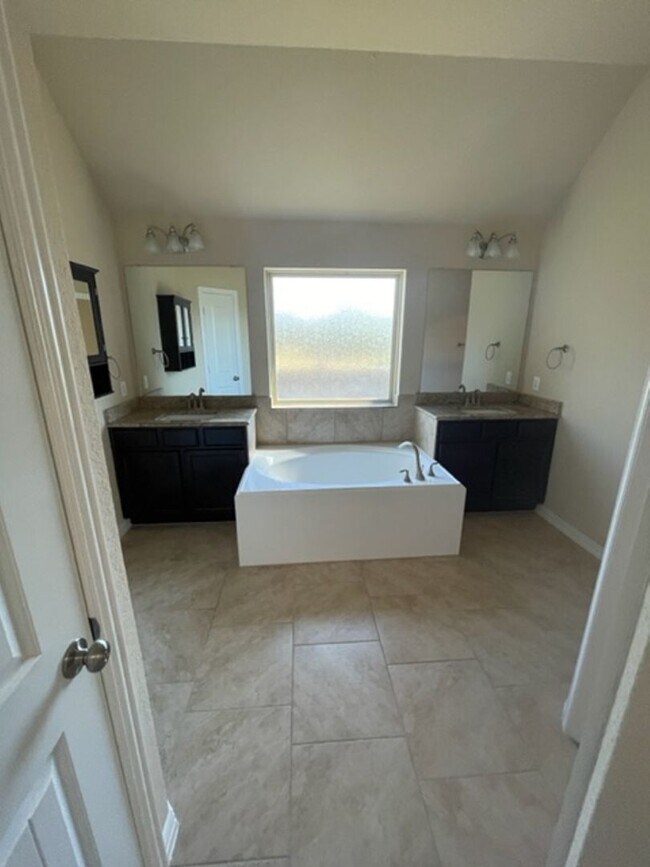 Building Photo - Beautiful 4-Bed Single-Story Home in Desirable Potranco