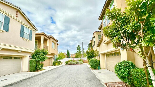 Building Photo - Beautiful, Stand Alone Condo in Resort-lik...