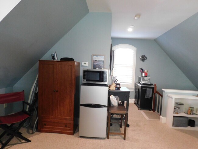Building Photo - Fully furnished in-law suite with views of...