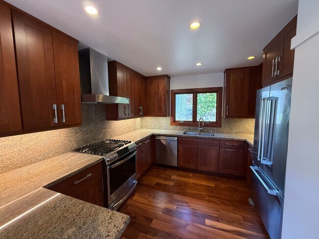 Building Photo - STUNNING THREE BEDROOM TWO BATH MODERNIST ...