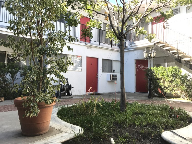 Building Photo - 13855 Burbank Blvd