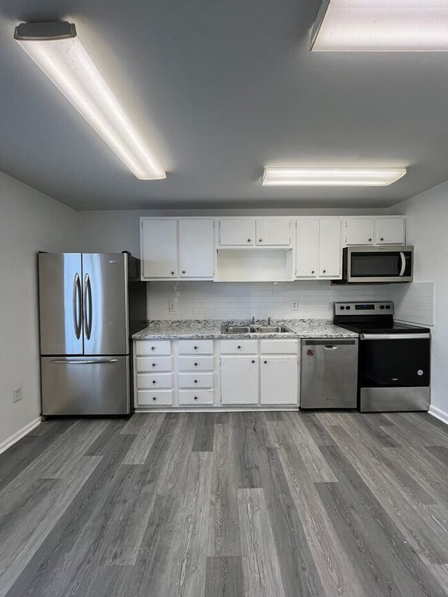 Building Photo - Spacious 4-Bedroom Duplex with Modern Amen...