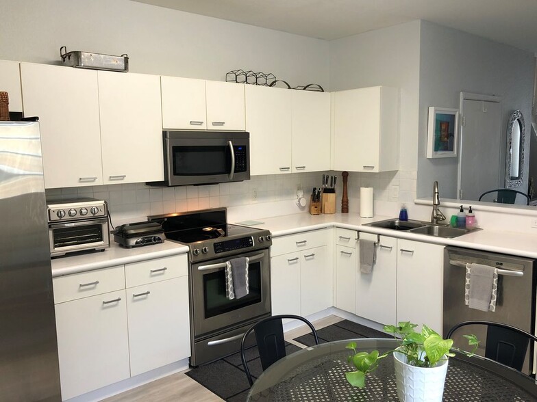 Building Photo - 2233 Ensenada Terrace