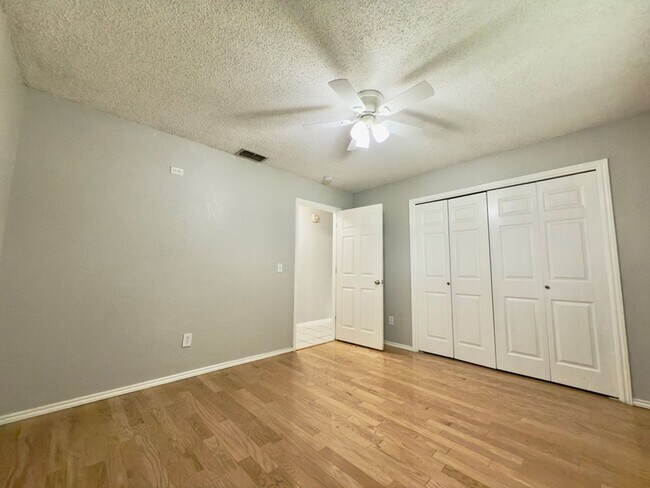 Building Photo - House For Rent