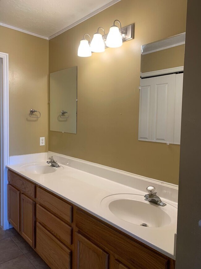 Building Photo - Move in December: 2 Bed 2 Bath Ogden Condo with 3 Weeks Free!