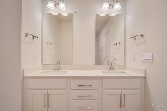 Building Photo - 2495 Cliff Hollow Cir