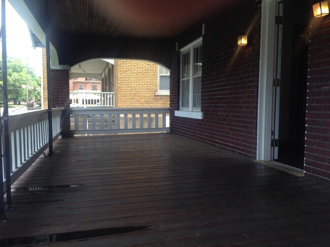 Building Photo - Spacious 3/BR, 1/Bath unit near MSU campus...