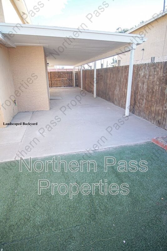 Building Photo - 1025 E Eighth