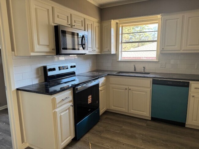 Building Photo - 2007 Seabiscuit