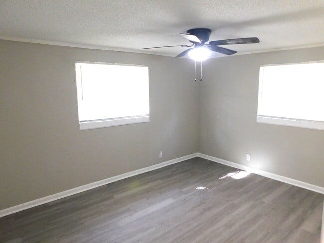 Building Photo - **ROOM** with SHARED KITCHEN and BATH in a newly remodeled House