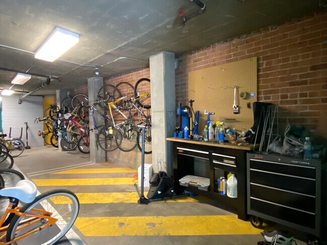 Building Photo - Modern Plant 51 Condo with Downtown Views | Secure Access | GE Café Appliances | Dogs Welcome