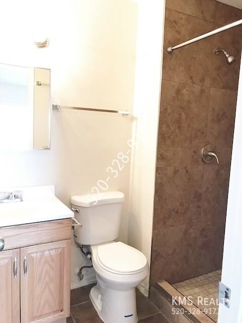 Building Photo - 4 bedroom 2 baths Town house - Drexel Road...
