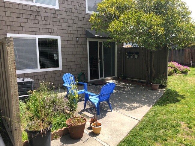 Building Photo - 3 Bed/ 2 Bathroom Town House in Santa Cruz