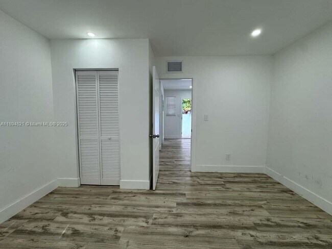 Building Photo - 885 SW 29th Ave