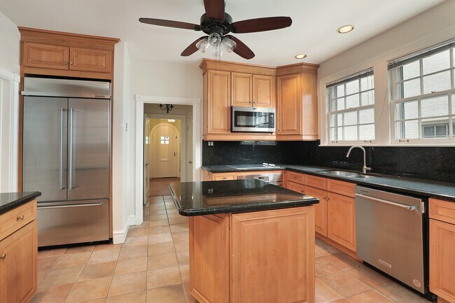 Building Photo - 651 Brier St