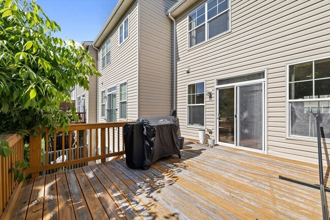Building Photo - 3-Level Townhome in Woodstream!