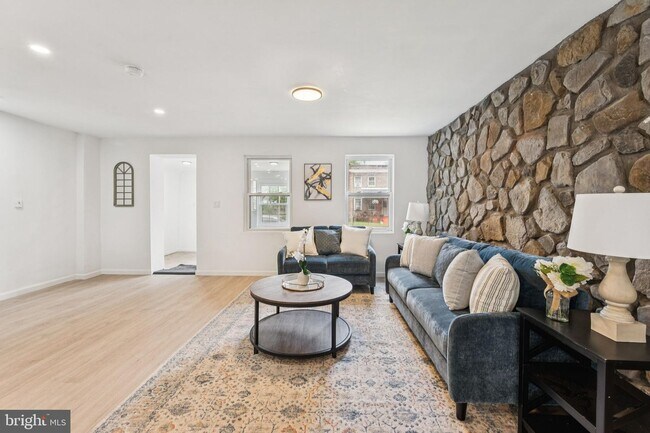 Building Photo - 818 Sylvan St