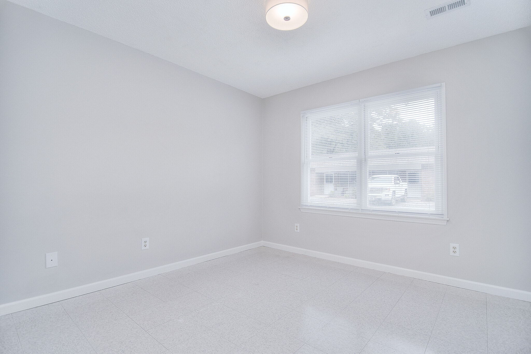 Building Photo - 345 Sunny Hill Dr