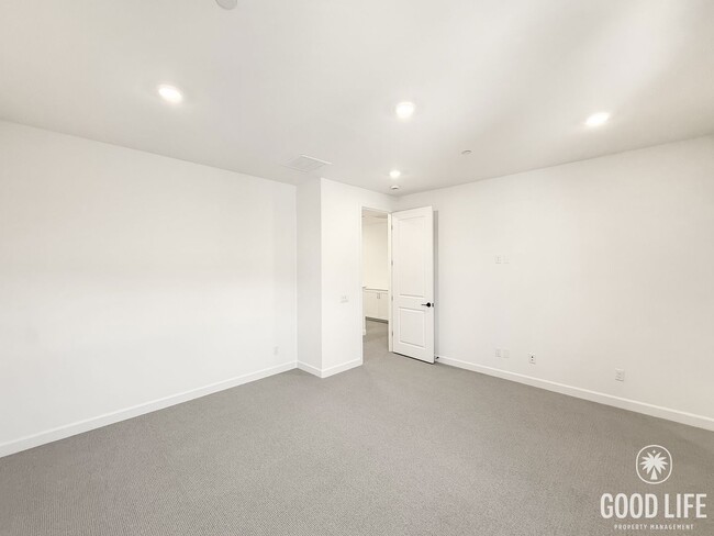 Building Photo - Stunning 3B/2.5BA Townhome in San Marcos A...