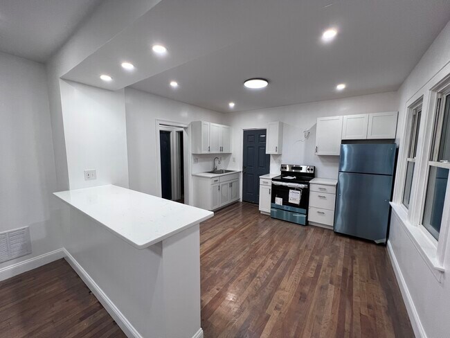 Building Photo - 128 Melrose Ave