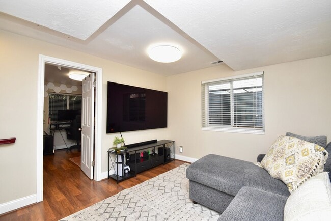 Building Photo - Spacious 4 Bed Murray Home with Huge Private Yard!