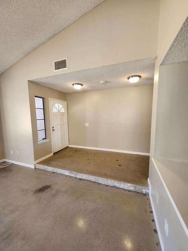 Building Photo - Charming Single-Story Home