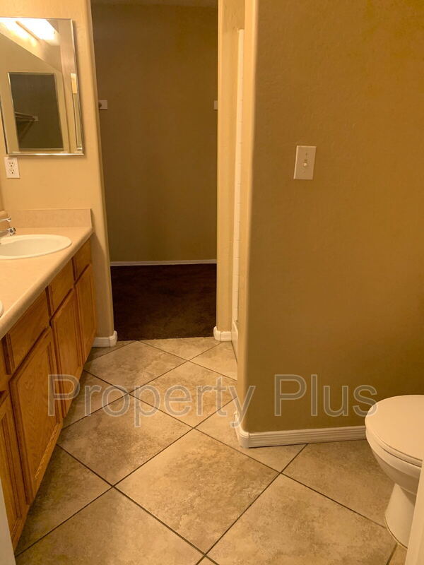 Building Photo - 3301 E Earll Dr