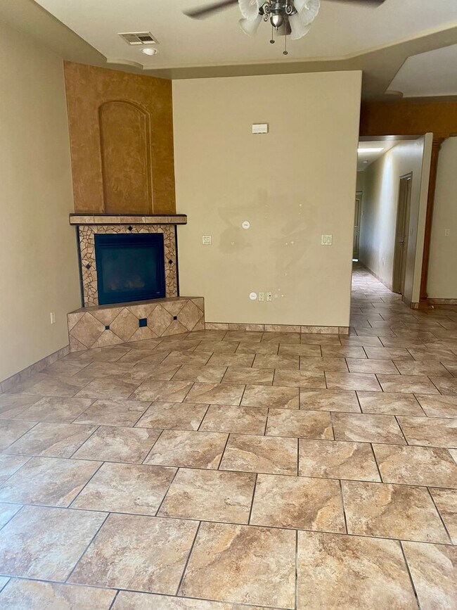 Building Photo - 4206 Tres Ninos Dr