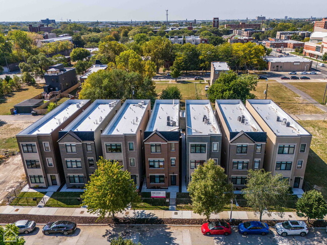 Building Photo - 3926 S Calumet Ave