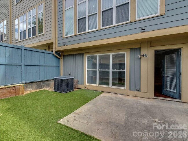 Building Photo - 927 Garden District Dr