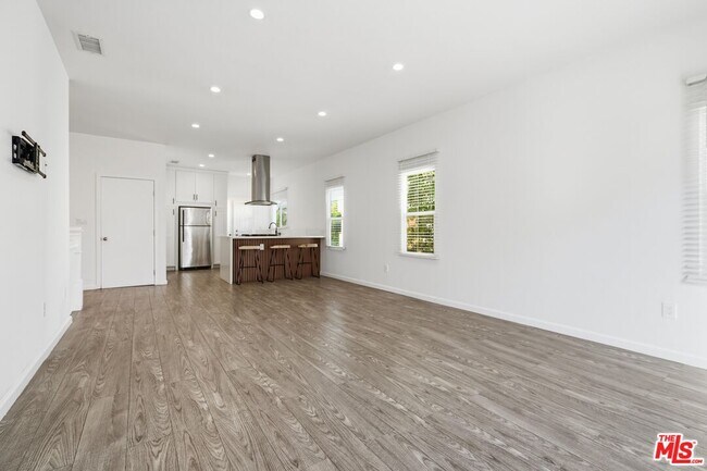 Building Photo - 455 Rexford Dr