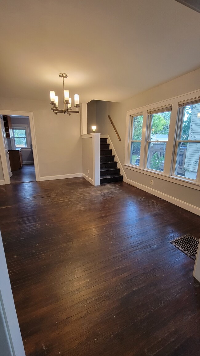 Building Photo - 40 N Roys Ave