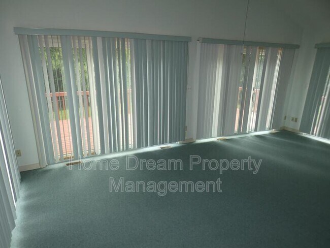 Building Photo - 10451 Edgehill Ln