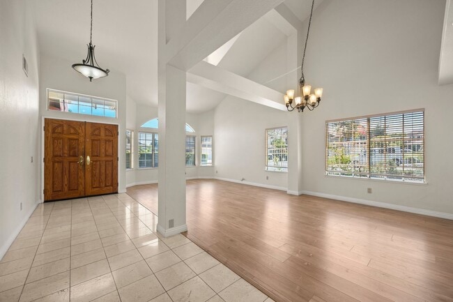 Building Photo - Beautiful Updated Corner Lot 3 Bed 3 Bath ...